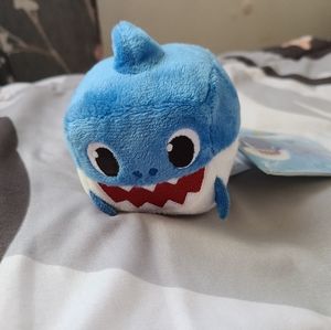 Tiny Baby shark plush sings theme song